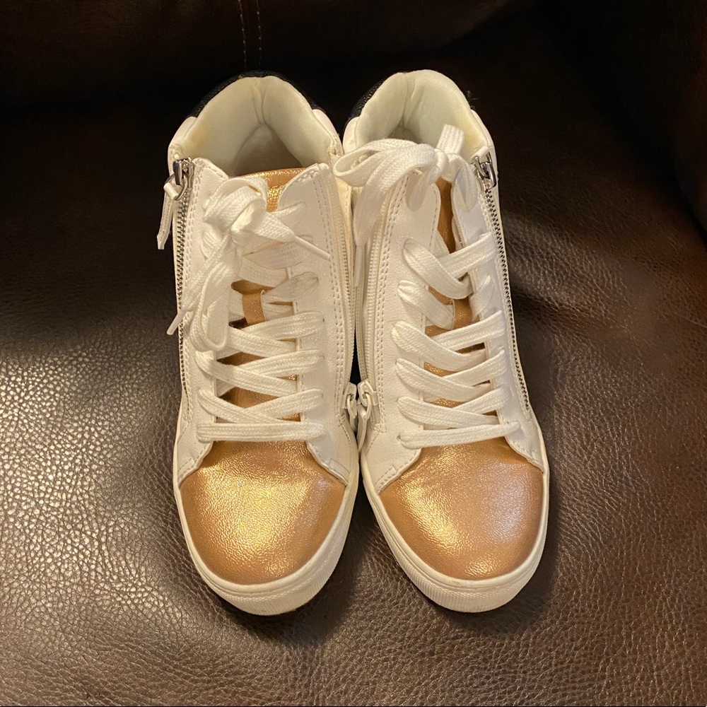 Universal thread sneakers 8.5